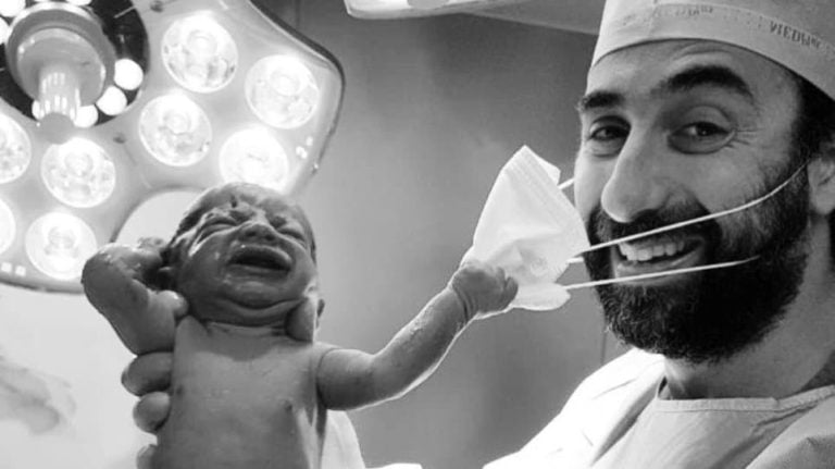 Η φωτογραφία του 2020: Νεογέννητο τραβά τη μάσκα του γιατρού και γίνεται viral! (φωτο)