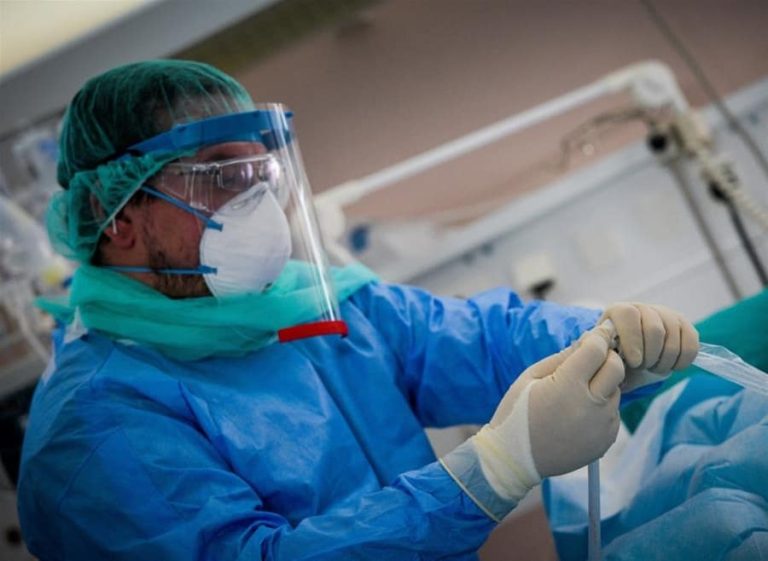 Ιταλία: Από την αρχή της πανδημίας μολύνθηκαν 89.879 γιατροί και νοσηλευτές