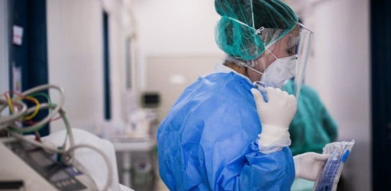 Υπουργείο Υγείας: Ανασφάλιστοι θα διακομίζονται σε ιδιωτικά νοσοκομεία χωρίς πληρωμή