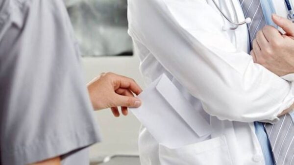 Γιατρός συνελήφθη για φακελάκι 1.000 ευρώ