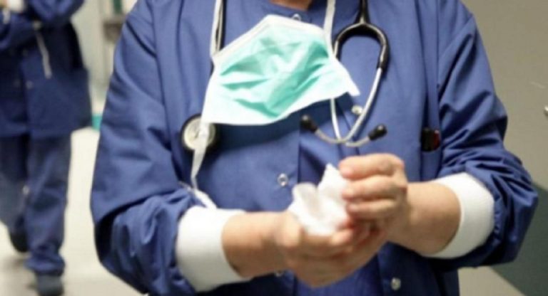 Ελεύθερος με όρους αφέθηκε ο γιατρός δημοσίου νοσοκομείου που κατηγορείται για “φακελάκι”