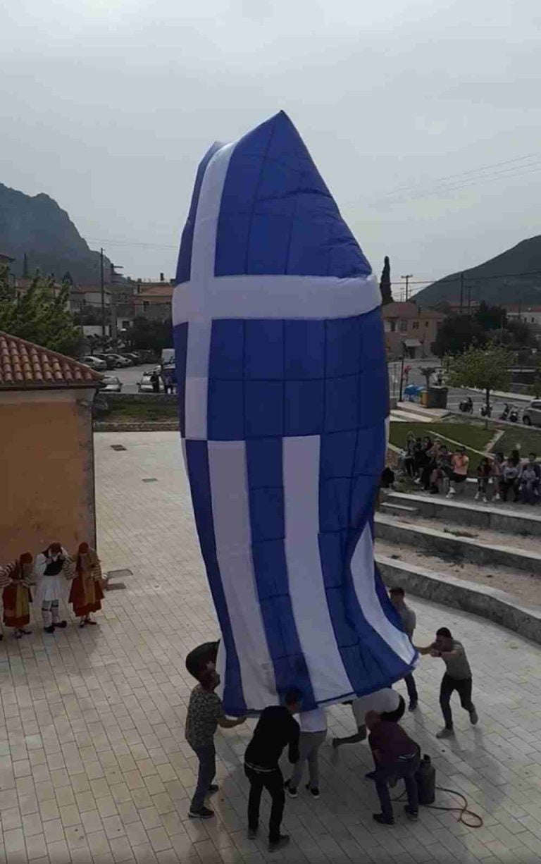 Πέταξαν γιγάντιο αερόστατο με την ελληνική σημαία στο Λεωνίδιο Αρκαδίας (φωτο+video)
