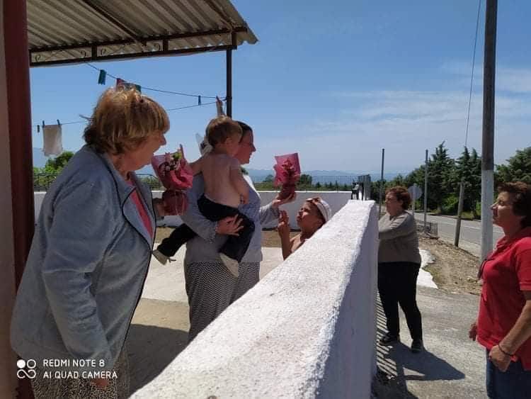 Σέρρες: Ο πολιτιστικός Σύλλογος Σφελινιωτών μοίρασε λουλούδια στις μητέρες του χωριού