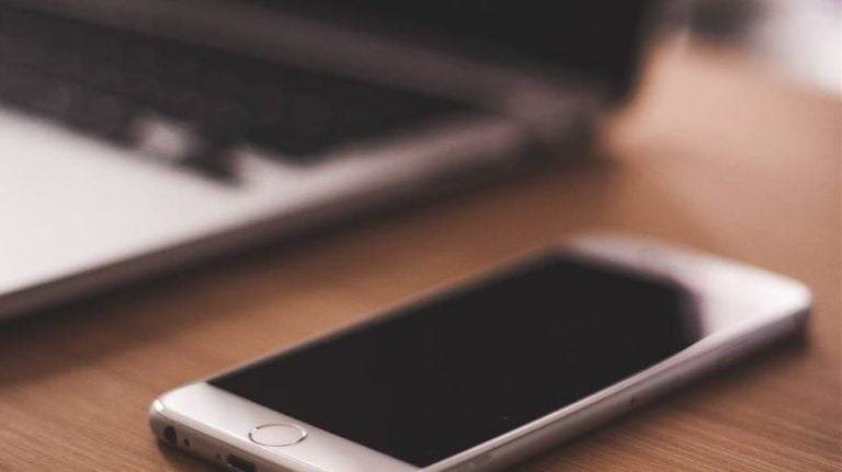 Έρευνα: Γιατί δεν πρέπει να έχετε το κινητό σας πάνω στο γραφείο