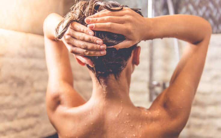 Τα λάθη που κάνεις στο καθημερινό μπάνιο και ξηραίνεις το δέρμα σου