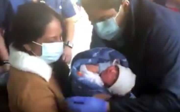 Κορονοϊός: Γέννησε το παιδί της ενώ ήταν σε κώμα – Συγκινητικές εικόνες στην πρώτη τους συνάντηση