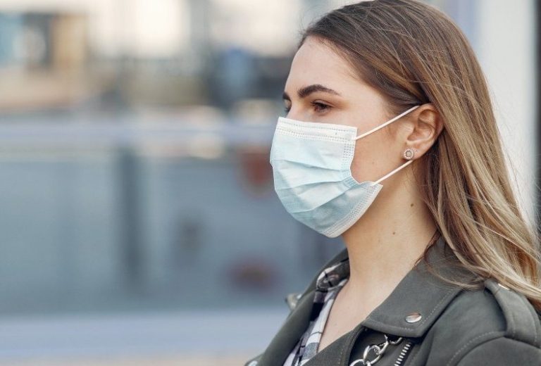 Η Ελληνική Πνευμονολογική Εταιρεία απαντά στο ερώτημα αν υπάρχει κίνδυνος για τη χρήση μάσκας