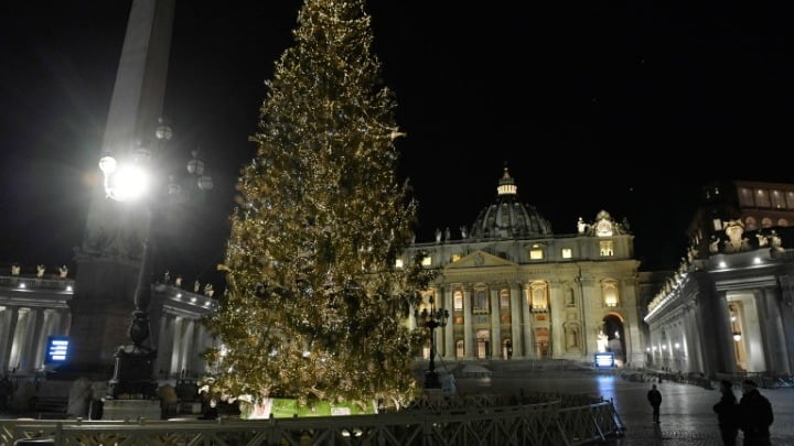 Φωτίστηκαν το χριστουγεννιάτικο δέντρο και η φάτνη στο Βατικανό