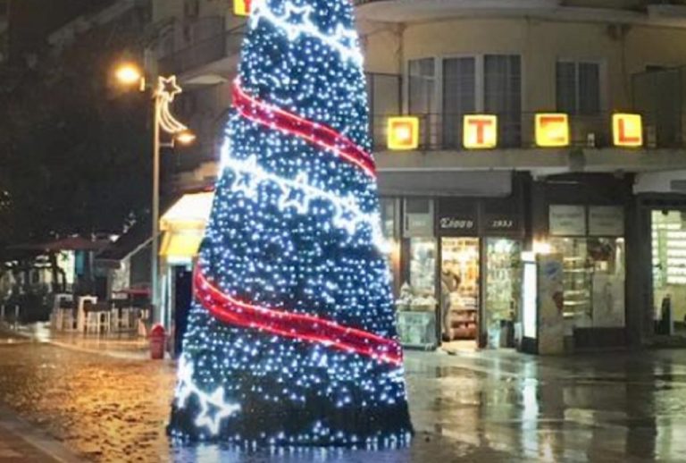 Σέρρες : Άναψε τα φώτα του το χριστουγεννιάτικο δέντρο στην πλατεία Κρονίου