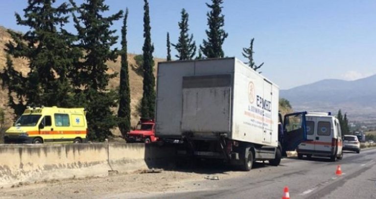 Τροχαίο με φορτηγό στο Δερβένι – Τέσσερις τραυματίες