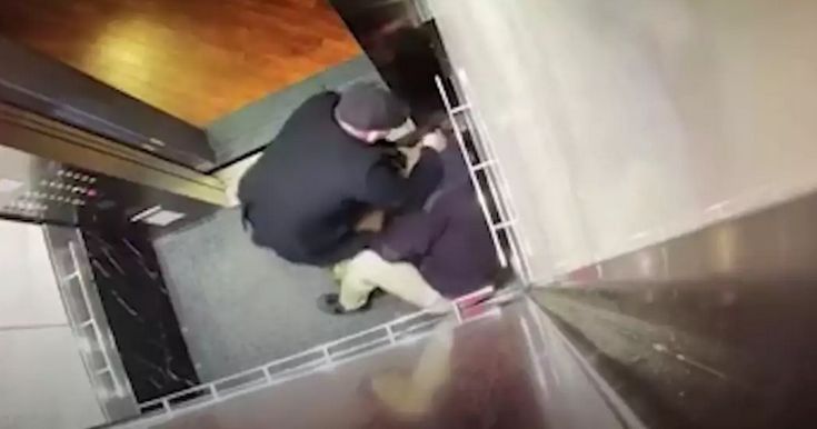 Ηλικιωμένος έδειρε νεαρό που έβηχε προκλητικά στο ασανσέρ (video)