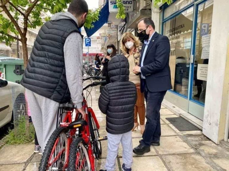 Σέρρες: Ο δήμαρχος και η ΚΕΔΗΣ μοίρασαν ποδήλατα στα παιδιά των ΚΔΑΠ (Video)