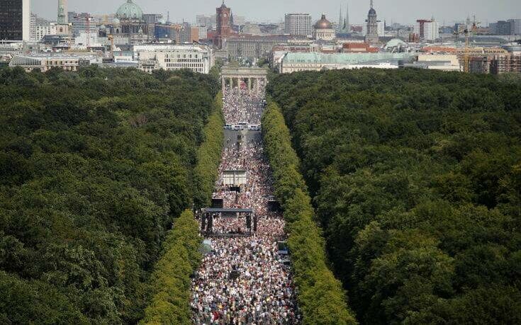 Μεγάλη διαδήλωση στο Βερολίνο από… αρνητές της πανδημίας του κορονοϊού