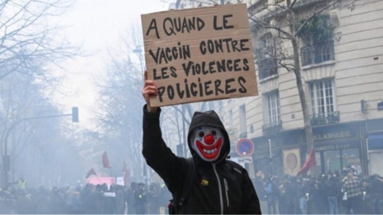 Δακρυγόνα στο Παρίσι στη διαδήλωση χιλιάδων ανθρώπων κατά της αστυνομικής βίας