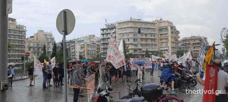 Θεσσαλονίκη: Υπό καταρρακτώδη βροχή διαδήλωσαν μπροστά στο ΥΜΑΘ οι ντελιβεράδες (video)
