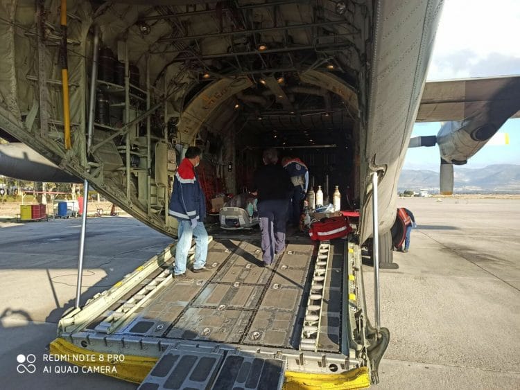 Συνεχείς αεροδιακομιδές διασωληνωμένων περιστατικών Covid από το ΕΚΑΒ – Απίστευτες εικόνες