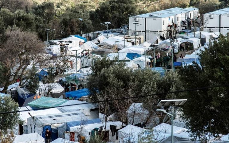 Στο νοσοκομείο με συμπτώματα τροφικής δηλητηρίασης 30 αιτούντες άσυλο στη Χίο