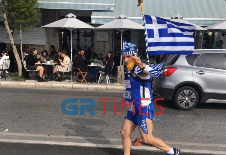 Θεσσαλονίκη: Ο δρομέας με τα γαλανόλευκα (ΦΩΤΟ)