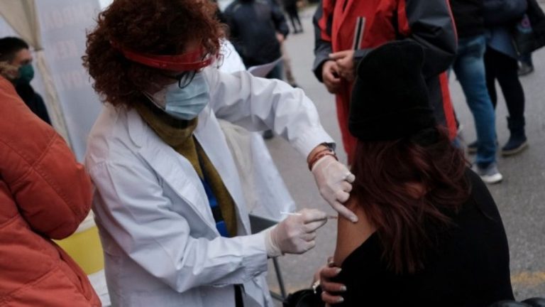 Θεσσαλονίκη: Τεράστια ουρά για το εμβόλιο χωρίς ραντεβού στην Πλατεία Αριστοτέλους-video