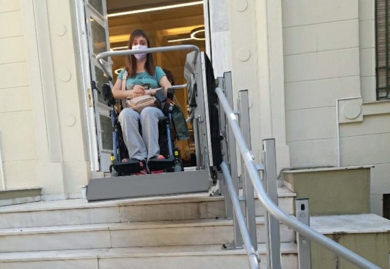 Σέρρες: Ειδικό μηχάνημα για την ανάβαση στην Εθνική Τράπεζα Σερρών για τα άτομα με κινητικές βλάβες