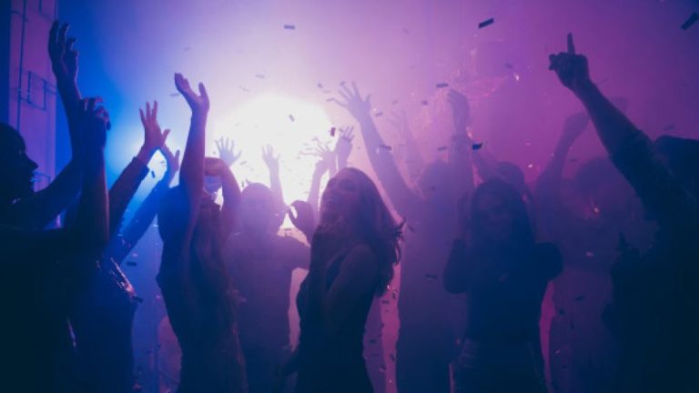 Άλιμος: Εισαγγελική παρέμβαση για πάρτι σε beach bar