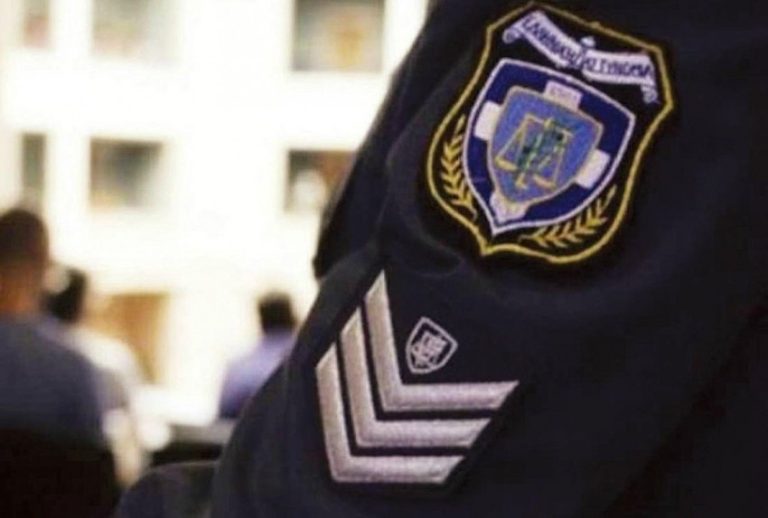 Αγρίνιο: Αστυνομικός παρέδωσε τσαντάκι με 5.000 ευρώ που βρήκε η σύζυγός του