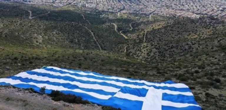25η Μαρτίου: Στο πιο ψηλό σημείο του Υμηττού η ελληνική σημαία (φωτο)