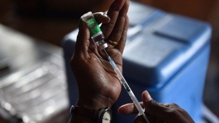 ΕΜΑ: Αμφιβολίες για την ανάγκη χορήγησης μιας 4ης δόσης εμβολίου στον γενικό πληθυσμό