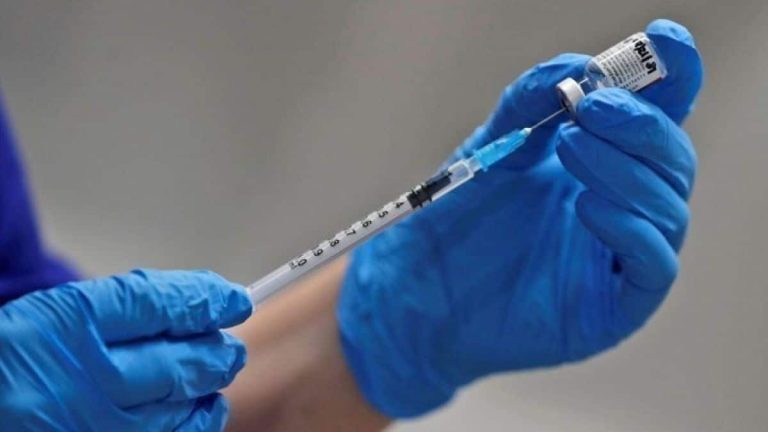 Επτά θάνατοι στη Μεγάλη Βρετανία από θρομβώσεις μετά το εμβόλιο της AstraZeneca