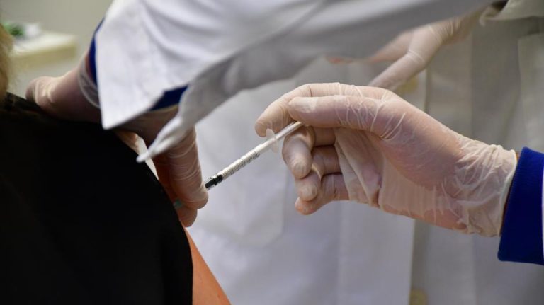 Γιατί θα εμβολιαστούν με τρίτη δόση οι άνω των 60 και οι υγειονομικοί – Το σκεπτικό της απόφασης