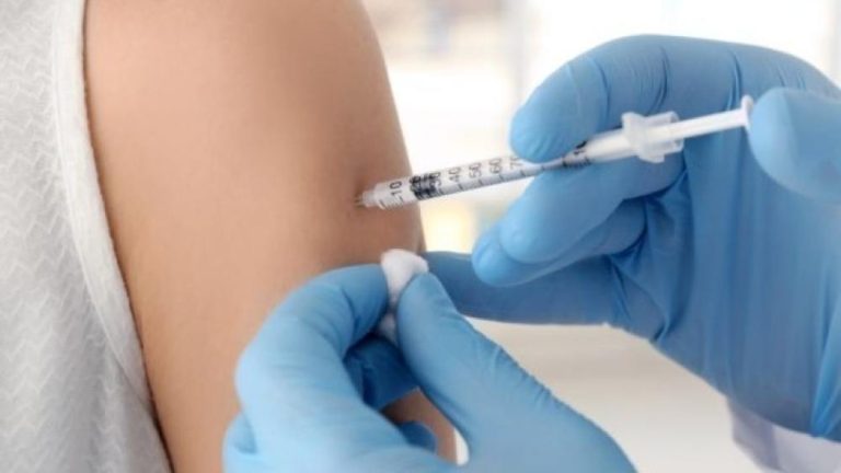 Τρίτη δόση εμβολίου: Νέες οδηγίες από FDA-CDC για τα εμβόλια Pfizer και Moderna
