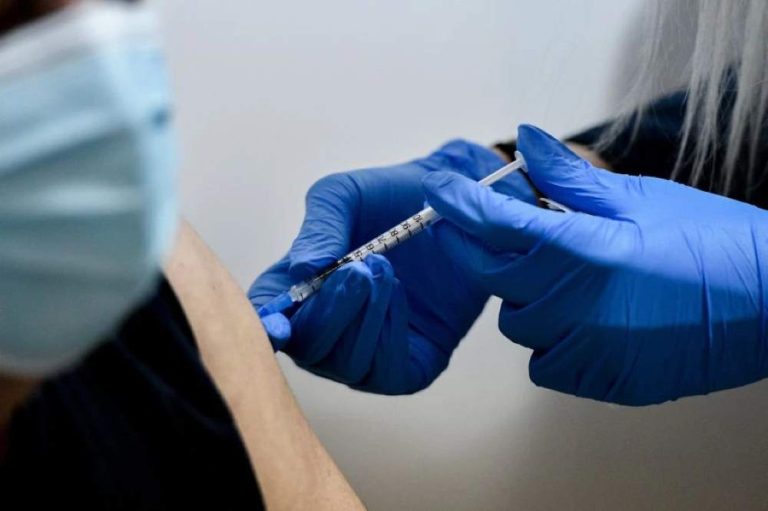 Κορωνοϊός: Τι συμβαίνει στον οργανισμό με τη 2η δόση από τα εμβόλια Pfizer και Moderna
