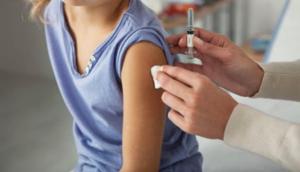 Ο ΙΣΑ ζητεί υποχρεωτικό βασικό εμβολιασμό για εγγραφή μαθητών στο σχολείο