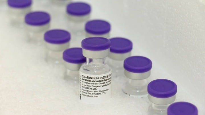 Ηλ. Μόσιαλος: Tο εμβόλιο της Pfizer προσφέρει προστασία και για τις νέες παραλλαγές του κορονοϊού