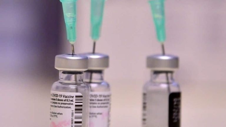 Πανελλήνιος Ιατρικός Σύλλογος: Να εμβολιαστούν άμεσα οι φοιτητές του πέμπτου έτους της Ιατρικής