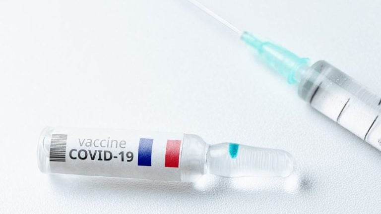 Η FDA επιβεβαιώνει τον θάνατο μιας γυναίκας από θρόμβωση, μετά τον εμβολιασμό της