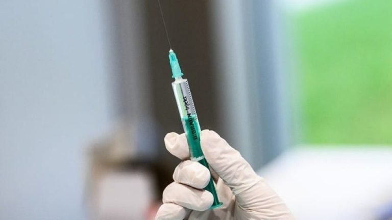 “Πράσινο φως” για το εμβόλιο της AstraZeneca και για τους άνω των 65 ετών