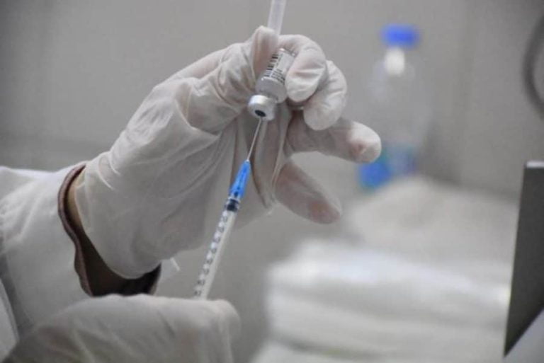 Θεμιστοκλέους – Εμβολιασμοί: Μέσα στον Μάρτιο ανοίγει η πλατφόρμα για τις ευπαθείς ομάδες Α