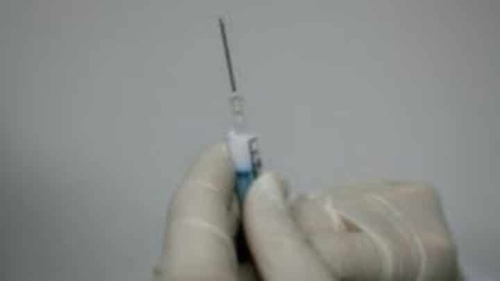 Κορωνοϊός: «Φρένο» στις δοκιμές του εμβολίου της AstraZeneca λόγω ανεπιθύμητης παρενέργειας
