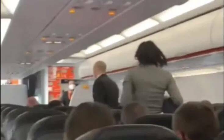 Αναστάτωση σε αεροπλάνο της EasyJet: Γυναίκα έβηχε πάνω από επιβάτες αρνούμενη να φορέσει μάσκα – «Όλοι θα πεθάνουν» (video)