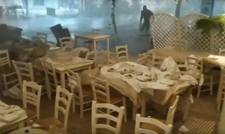Χαλκιδική: Βίντεο που κόβουν την ανάσα – Άνθρωποι σε εστιατόρια προσπαθούν να σωθούν από τη μανία της φύσης (vid)