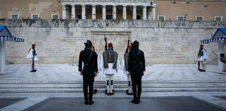 Ράμπα για άτομα με αναπηρία στον Αγνωστο Στρατιώτη κατασκεύασε ο δήμος Αθηναίων