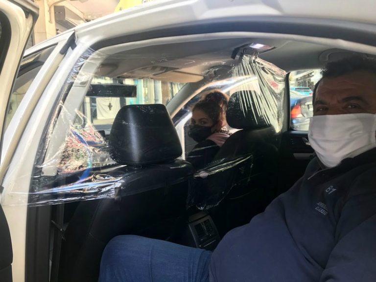 Καβάλα: Τζάμια και σελοφάν στα Ταξί για την προστασία από τον κορωνοϊό (φωτο)