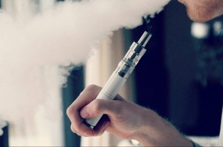 Ηλεκτρονικό τσιγάρο: Βλάβες που προκαλούνται από… τοξικά αέρια στους πνεύμονες των ατμιστών