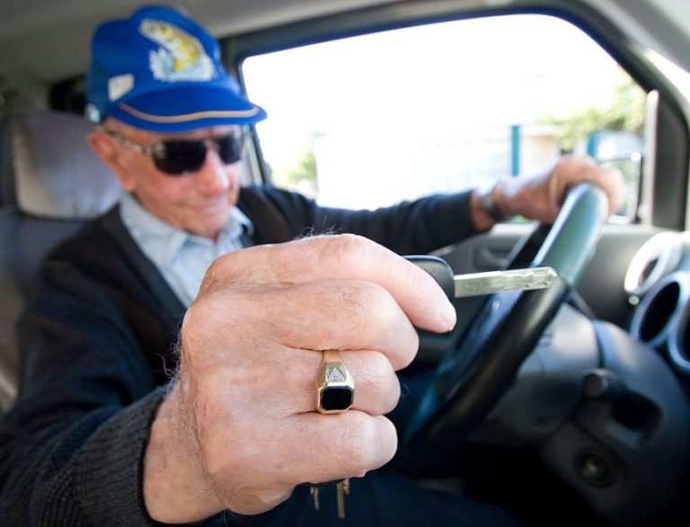 Με βεβαίωση θα οδηγούν οι ηλικιωμένοι οδηγοί μέχρι να λάβουν το νέο δίπλωμα οδήγησης