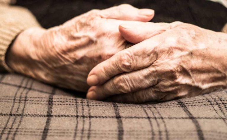 Βόλος: Άλλαξαν στάση για τον εμβολιασμό εργαζόμενοι στο γηροκομείο μετά το θάνατο από κορωνοϊό 96χρονης