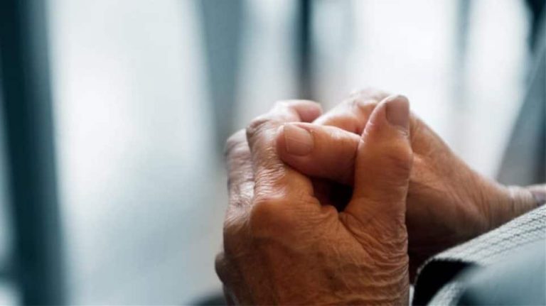 Ιταλία: Ακρωτηρίασαν τα δάκτυλα 86χρονης με κορονοϊό – Το πρόβλημα που της προκάλεσε ο ιός (φωτο)
