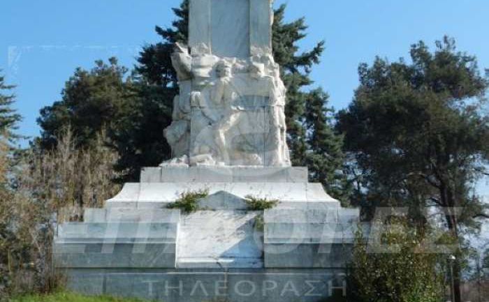 Σέρρες: Εικόνες εγκατάλειψης στο μνημείο Ηρώων