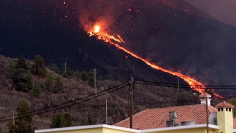 Ισπανία: Το ηφαίστειο Κούμπρε Βιέχα άρχισε να εκλύει ξανά λάβα