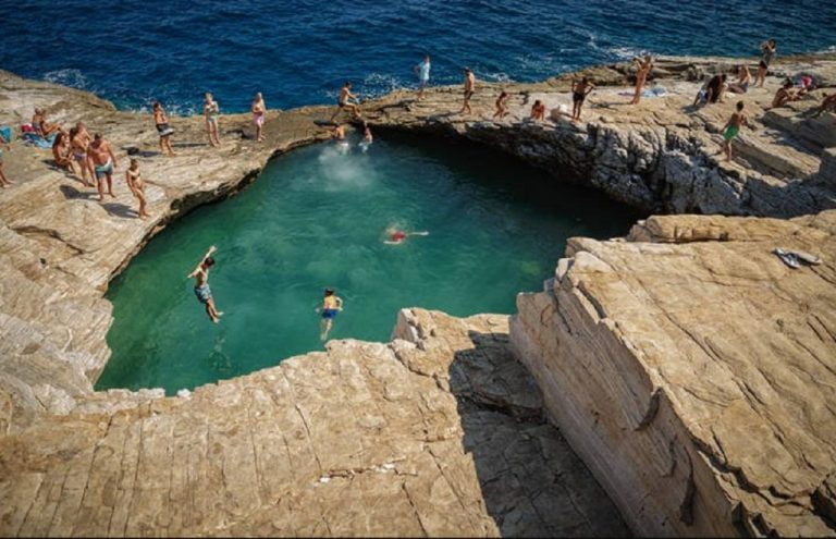 Η φυσική πισίνα της Θάσου, σκαλισμένη σε βράχο-Συναρπαστικές εικόνες από το σμαραγδένιο νησί